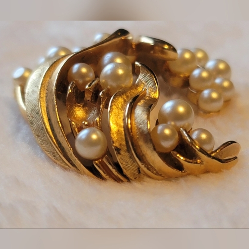 Vintage TRIFARI Gold Tone Faux Pearl Floral Leaf‎ Brooch/Pin - Picture 6 of 12